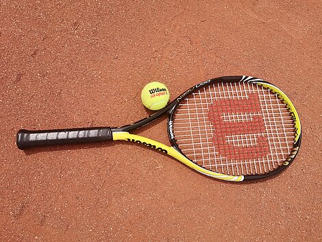 Tennisschläger mit Ball