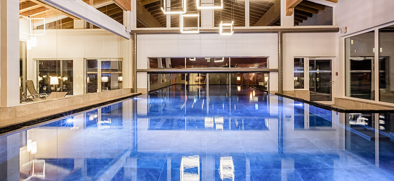 Hallenbad mit Beleuchtung