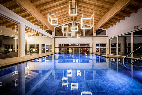 Hallenbad mit Beleuchtung