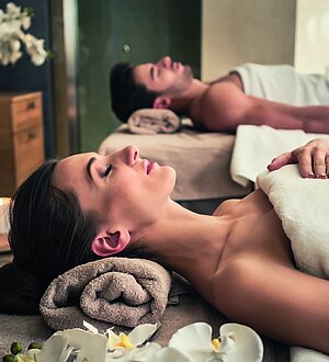 Frau und Mann im Spa Bereich